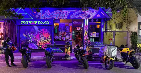 Байки у бара под вывеской Night City Pattaya